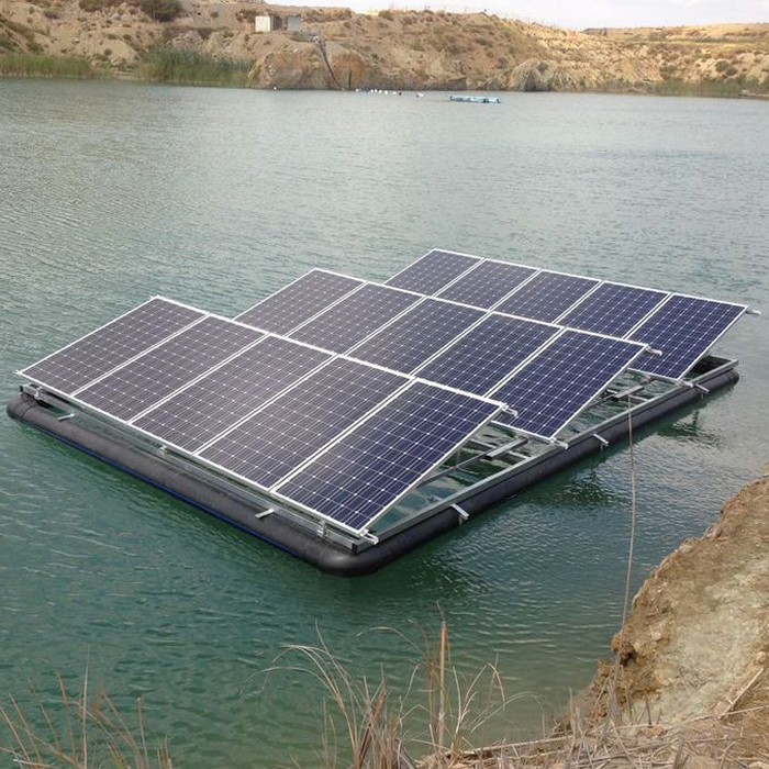 Placas solares sobre balsas